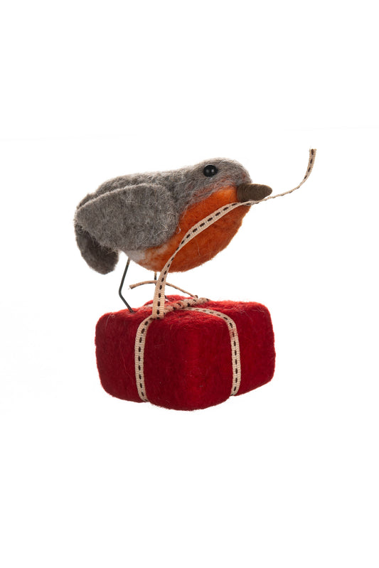 Robin Wrapping Gift