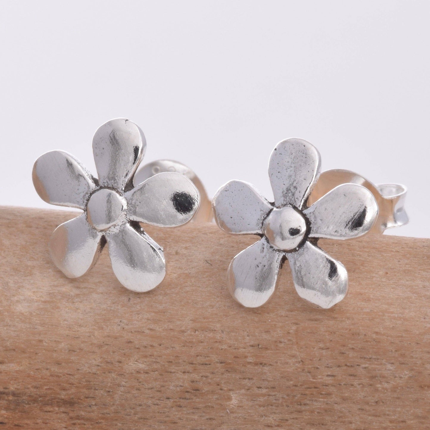 S316 - Daisy Stud earrings
